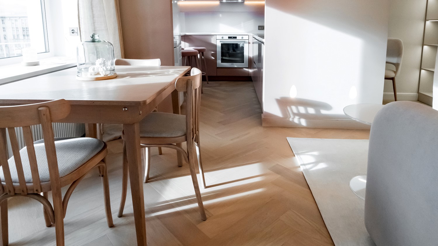 Коричневый кварцпаркет в укладке «ёлочкой» в интерьере кухни